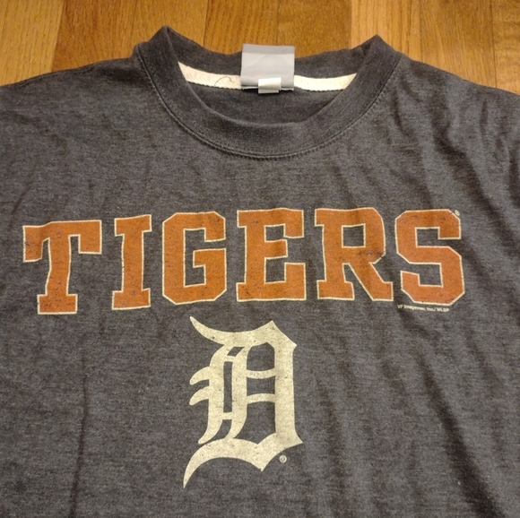 3 for $23 tops!! Genuine Merchandise Detroit Tigers Tee, Men's Large - Picture 2 of 3